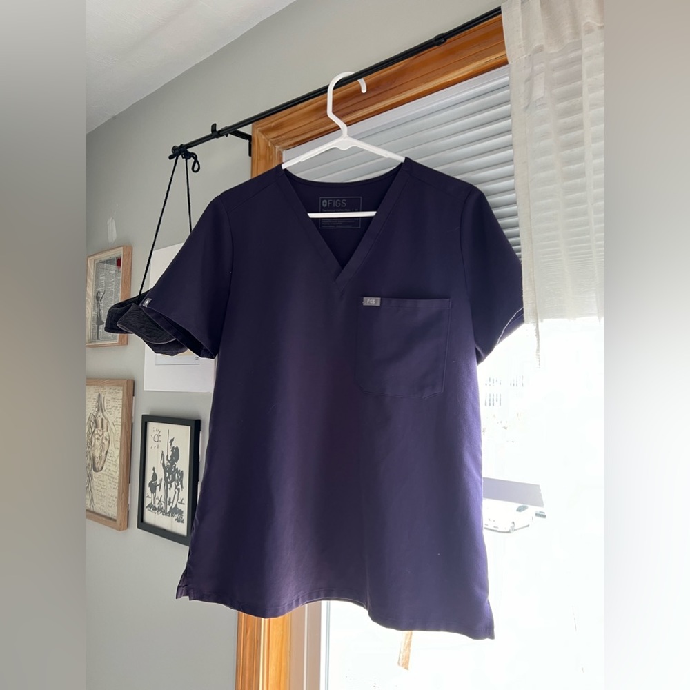 FIGS - One pocket Scrub top in Purple